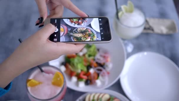 Blogging, teléfono móvil en mano femenina hembra tomar fotos saludable ensalada vegetariana durante el almuerzo para las redes sociales, de cerca — Vídeos de Stock