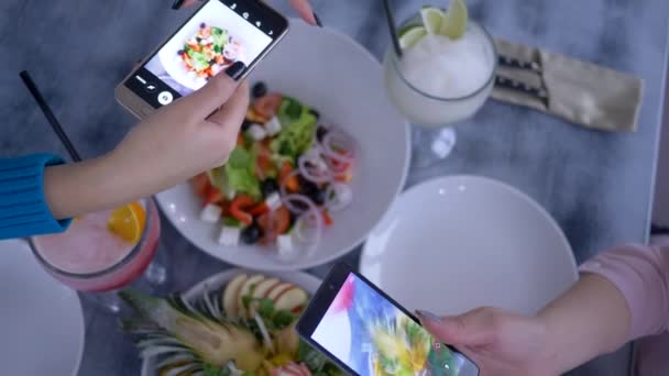 Блог, смартфон в руке подружки делает фото полезной вегетарианской еды во время завтрака для социальных сетей, закрыть — стоковое видео