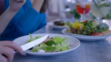 Sağlıklı diyet öğle yemeği, yakın plan yemek, restoranda yemek saatinde tabaktan sebze salatası yemek.