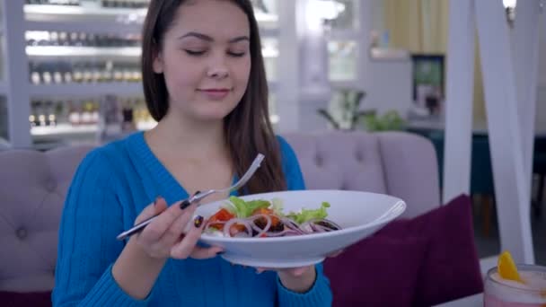 Gesunde Frauenernährung, glückliches Mädchen isst schönen gesunden Salat vom großen Teller, während es zu Mittag Gemüse isst — Stockvideo