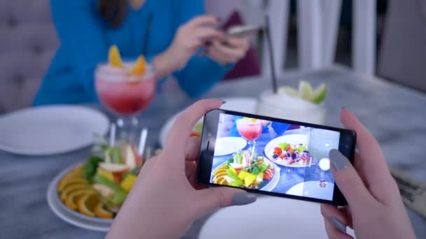 Tecnología moderna en acción, teléfono celular en mano chica tomar fotos comida vegetariana saludable durante la cena para las redes sociales, primer plano — Vídeos de Stock