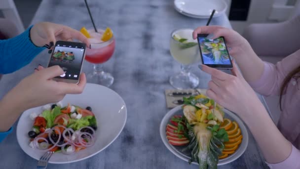 Adelgazar la comida, novias en el teléfono inteligente tomando fotos de ensalada de verduras y frutas para las redes sociales durante el almuerzo saludable en la cafetería — Vídeos de Stock