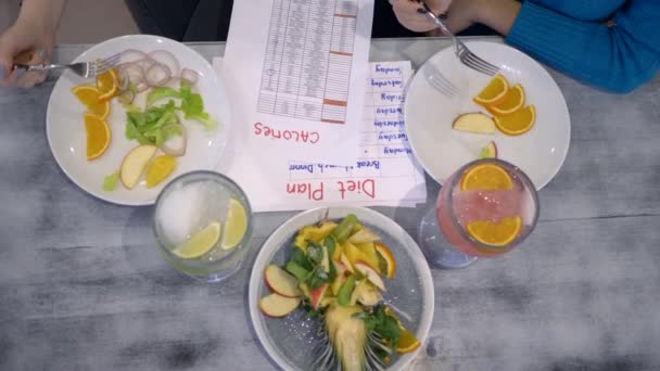 Adelgazar alimentos, mujer Amigos comer comida útil saludable y contar calorías durante el almuerzo de dieta para bajar de peso — Vídeo de stock