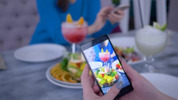 Teléfono inteligente en la mano blogger mujer hace foto saludable vegetariano comer durante el almuerzo para las redes sociales, de cerca — Vídeos de Stock