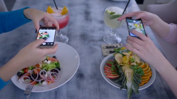 Vegetariáni dívky fotografování lahodné stravování na mobilu pro sociální sítě během zdravého oběda v restauraci — Stock video