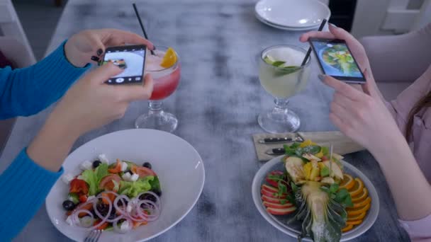 Вегетаріанка Друзі використовують смартфон і фотографують красиву їжу для соціальних мереж під час здорового сніданку в ресторані — стокове відео