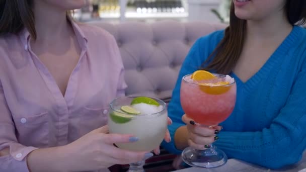 Läcker kost, glada flickor njuter av hälsosam vitamin fruktjuice från stora glas inne restaurang — Stockvideo
