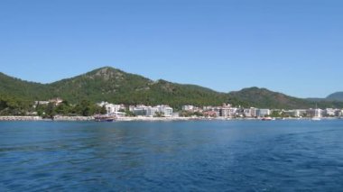 Plaj tatil köyü, mavi Akdeniz manzarası ve yeşil dağlar