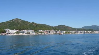 Güzel bir deniz manzarası ve dağları olan eski bir kasaba.
