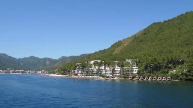 Akdeniz tatil köyü, sahil ve güzel yeşil dağlar.