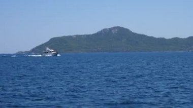 Açık Akdeniz 'de yaz günü yat, güzel bir deniz manzarası.