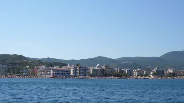 海滩上的许多现代建筑，从游艇上俯瞰地中海和青山 — 图库视频影像