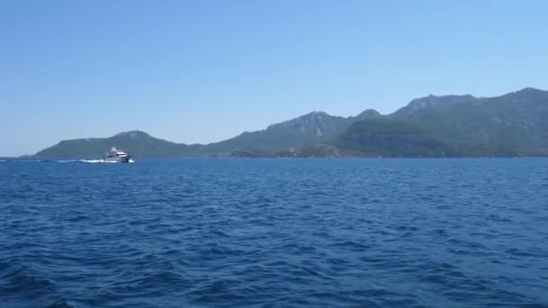 Vacances d'été, bateau naviguant en mer Méditerranée avec eau bleue — Video