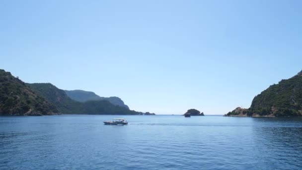 Vue sur la mer bleue claire avec des bateaux de tourisme et des montagnes vertes — Video