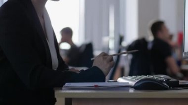 Duygusuz, kız yorgun ve ofiste kalemle ne yapacağını bilmiyor.