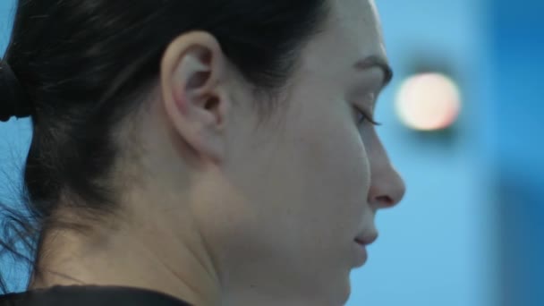 Stirnrunzeln Mädchen ruft auf Handy Nahaufnahme auf blauem Hintergrund — Stockvideo