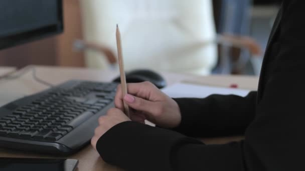 Стресс на работе, в офисе крупным планом рука с карандашом нервно стучит в стол в замедленной съемке — стоковое видео