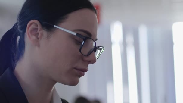 Unavená obchodní žena s brýlemi psaní na klávesnici počítače v kanceláři — Stock video
