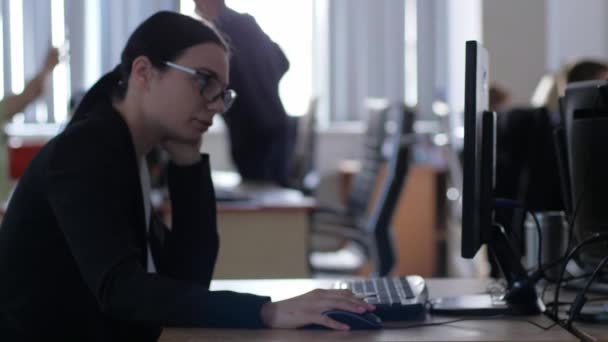 Zvládání stresu, unavená podnikatelka nosí brýle drží tužku při práci s počítačem sedí za stolem v kanceláři — Stock video