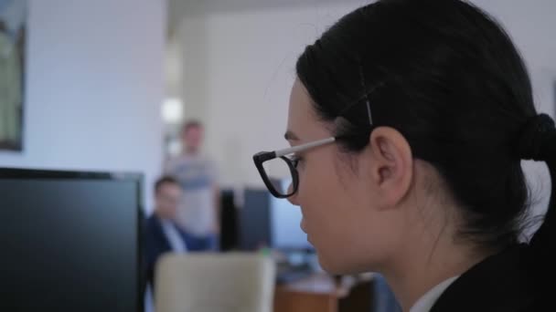 Frustré fille fatiguée avec des lunettes pense à quelque chose sur le lieu de travail dans le bureau gros plan — Video