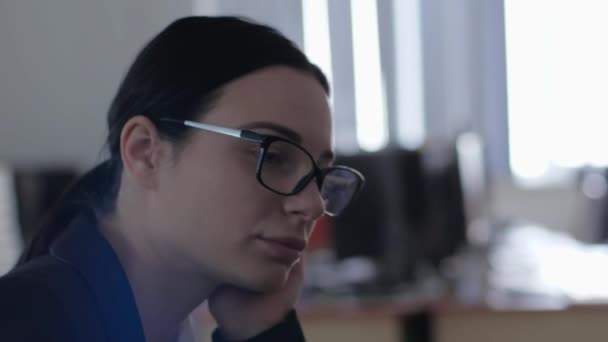 Nervös bei der Arbeit, müde junge Frau mit Brille träumt in Großaufnahme am Arbeitsplatz im Büro — Stockvideo