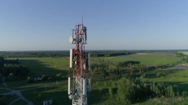 Cep telefonu telekomünikasyon kulesi, işçi anteninin insansız hava aracı görüntüsü.