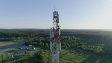 Telekomünikasyon kulesindeki insansız hava aracı görüntüsü, hücresel anten hizmeti veren işçi.