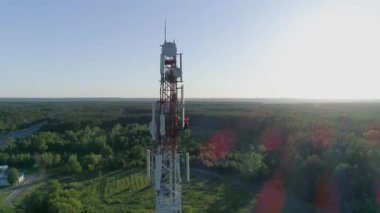 Bakım personeliyle Cep Telefonu İletişim Radyo AnteniName