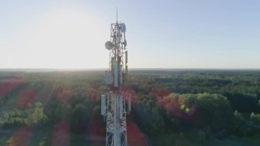 Telekomünikasyon kulesi, cep telefonu antenine bakan işçilerin insansız hava aracı görüntüsü