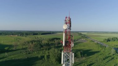 Telekomünikasyon kulesinin önündeki hücresel antende çalışan işçiler.