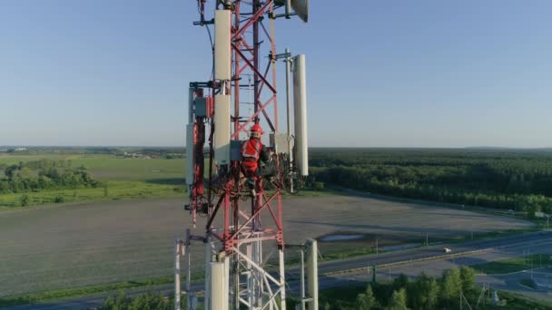 Lavoro ad alta quota, tecnico serve le antenne della telefonia mobile, internet, televisione sullo sfondo — Video Stock