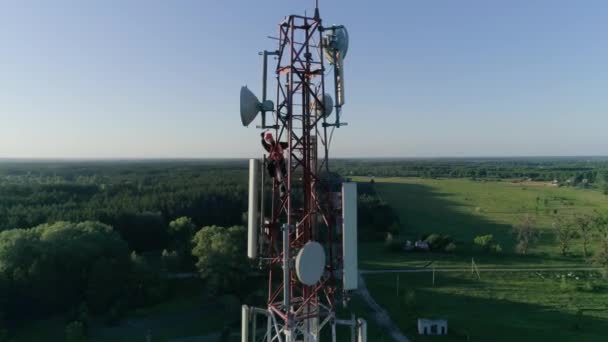 Pessoal de manutenção em antena celular — Vídeo de Stock