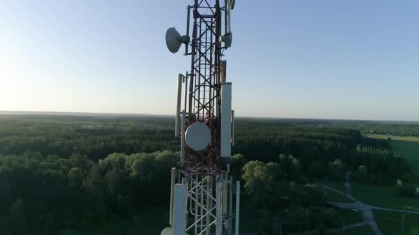 Konserwacja anteny systemu telekomunikacyjnego, drone shot człowieka inżynier, który wykorzystuje gadżet — Wideo stockowe