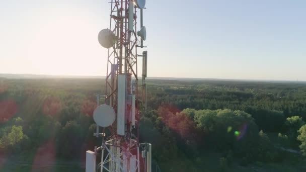 Sert antenne cellulaire, technicien travailleur réparation tour de télécommunication sur la lumière du soleil — Video