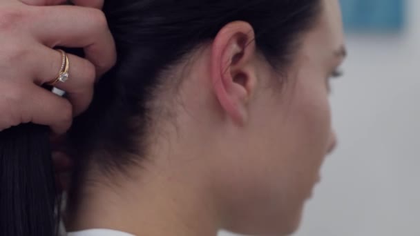 Barbería, mujer móvil visita salón de belleza con especialista en cabello delante del espejo — Vídeo de stock