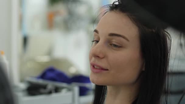 Салон красоты, молодая женщина делает парикмахерские процедуры в парикмахерской — стоковое видео