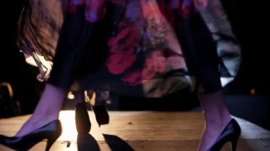 Moda kirliliği, profesyonel model, şık topuklu ayakkabılar ve elbise ön seyirciler ve kameralar önünde podyum yürüyüşü yapar.