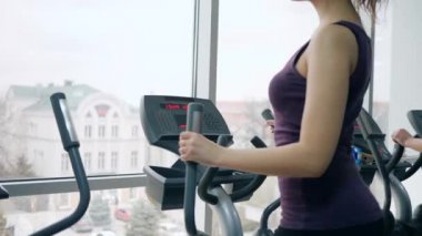 Kardiyo çalışması, güzel bir kadın spor salonunda antrenman sırasında plastik şişeden içecek içiyor.