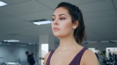 Vücut çalışıyor, spor kızı spor yaşam tarzını spor salonuna götürüyor.