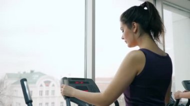 Sağlıklı yaşam tarzı, tatlı kız egzersiz stüdyosunda plastik şişeden soğuk su içiyor.