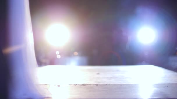 明るいスポットライトで夜の表彰台のデザイナーウェディングドレスのファッションショー — ストック動画
