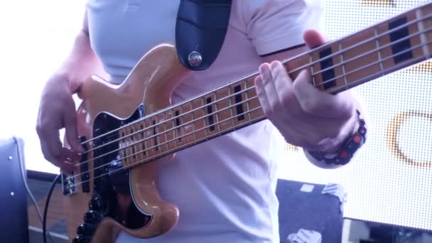 Kytarista hraje na hudební nástroj na jevišti — Stock video