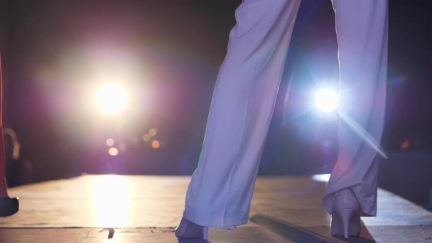 Legs Catwalk models in black high-heeled shoes on podium — Stock Video