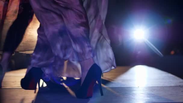 Industria della moda, modelli di piedi in scarpe con tacco alto in passerella primo piano — Video Stock