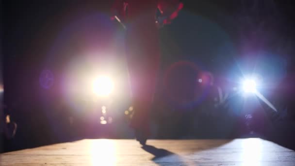 Apresentação de nova coleção de trajes femininos no pódio na semana da moda em holofotes de luz de fundo — Vídeo de Stock