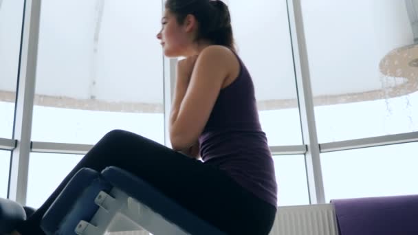 Здоровий спосіб життя, молода жінка робить тренування в фітнес-студії — стокове відео