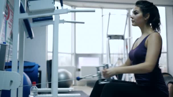 Силовые тренировки, девушка тянет тягу в спортивном клубе с большим окном — стоковое видео