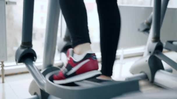 Sportaktiviteter, foten av människan gå på Elliptical tränare i sport Complex — Stockvideo