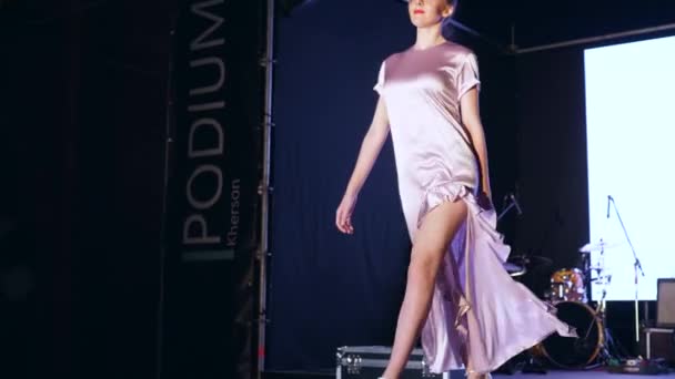 Mode-industrie, Defile show van jonge vrouw in zijden jurk en hoge hakken schoenen lopen op catwalk — Stockvideo
