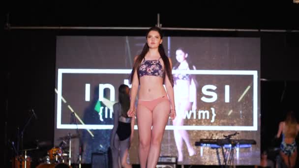 Indústria da moda, menina modelo em maiô faz apresentação de nova coleção de roupas de grife na passarela — Vídeo de Stock